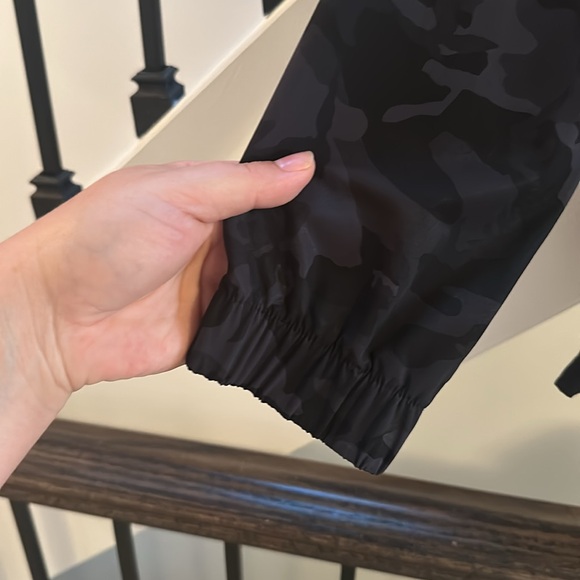 Grey lululemon rain jacket size 8-10 - Picture 9 of 9